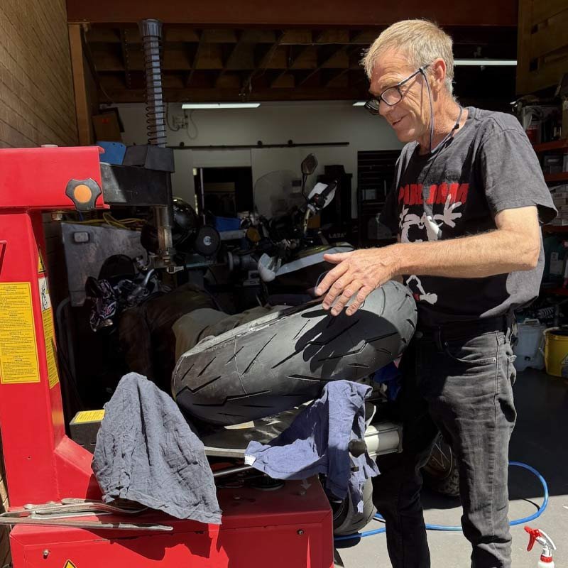 Riders-Lane-Course-Image_Tyre-Change-Machine-Operation